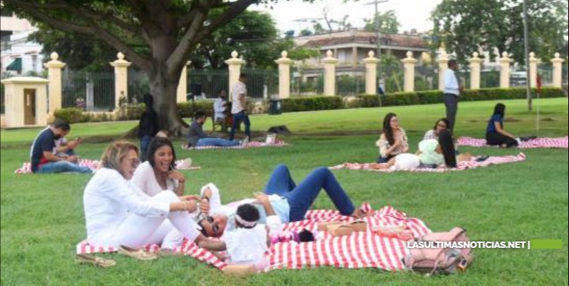 Familias comparten felices picnic en el Palacio Nacional