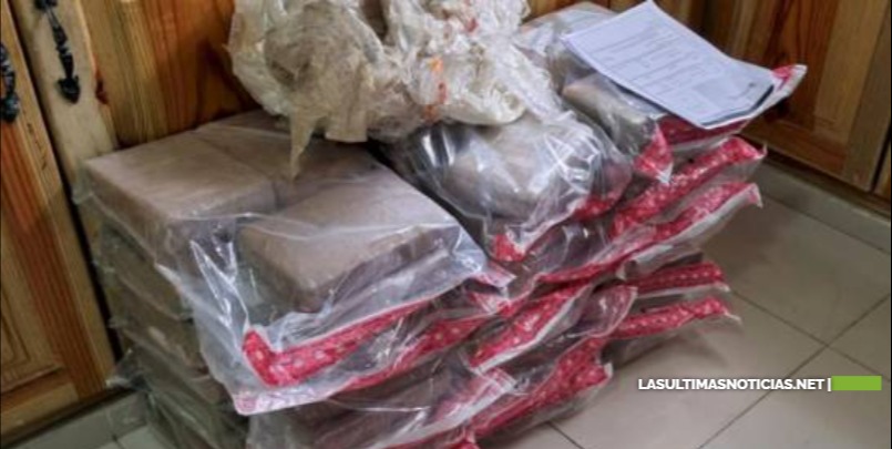 Ocupan 90 paquetes de cocaína dentro de ambulancia que era transportada por grúa