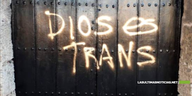 Delincuentes satanicos colocan letrero en iglesia Las Mercedes que dice “Dios es Trans”