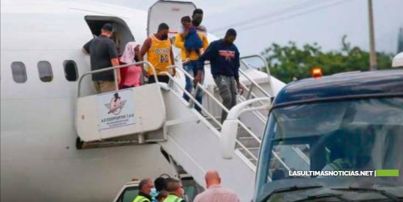 Cuba deportó a cientos de haitianos en seis vuelos y un barco