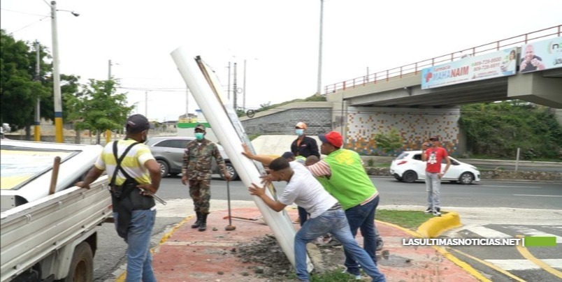 Ayuntamiento elimina vallas ilegales en Santo Domingo Este