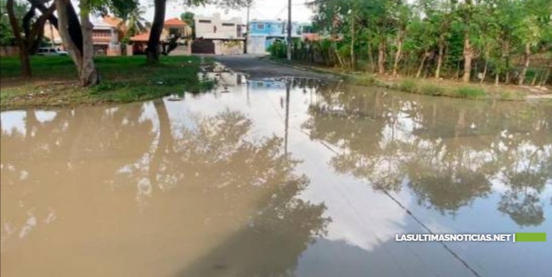 Advierten al alcalde de SDE que harán protesta por charco de agua que enferma a la comunidad en Prados del Cachón