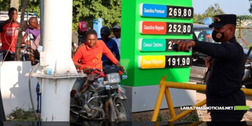 Haitianos abarrotan estaciones de gasolina en Elías Piña