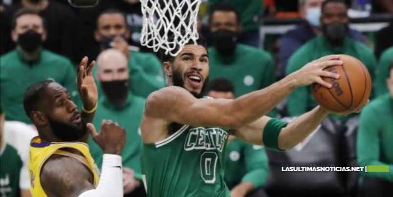 Boston Celtics vencen a Lakers pese a regreso de LeBron James