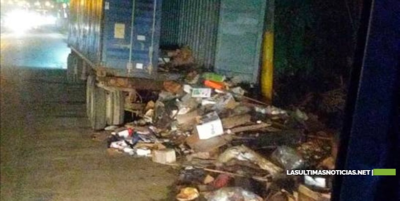 Multan con un millón de pesos a una empresa por lanzar basura en calle de Santo Domingo Este