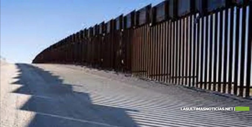 Texas construye su propio «muro» en la frontera con México