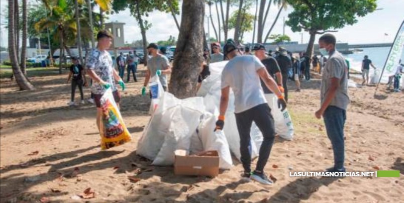 Estrellas de Grandes Ligas recogen basura de gente asquerosa y sin conciencia en playa Montesinos