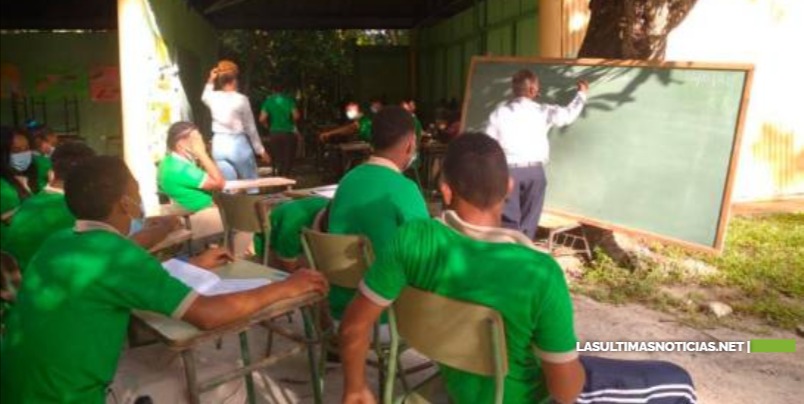 Estudiantes que reciben clases en una enramada en El Seibo siguen a la espera del Ministerio de Educación