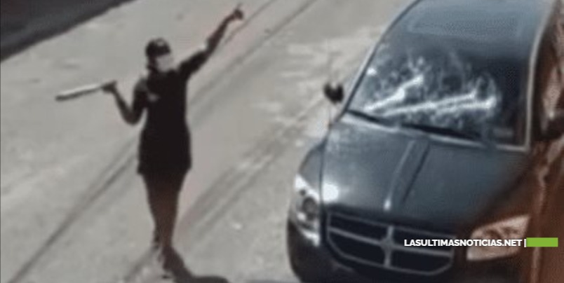 Policía apresa mujer que le entró a batazos al vehículo de su expareja en Villa Faro