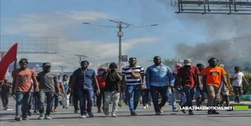 Miles de trabajadores haitianos vuelven a exigir aumento del salario mínimo