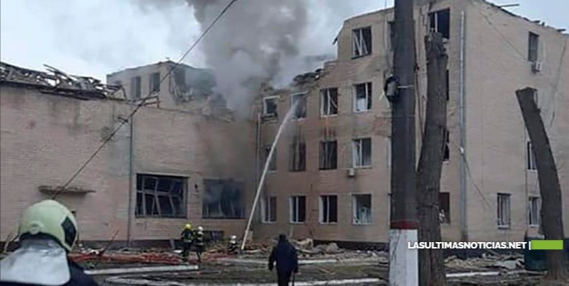 Ataque aéreo ruso mata 18 personas en el sur de Ucrania