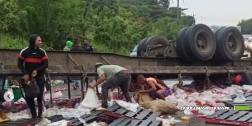 Camión se vuelca en la autopista Duarte y ciudadanos roban la mercancía