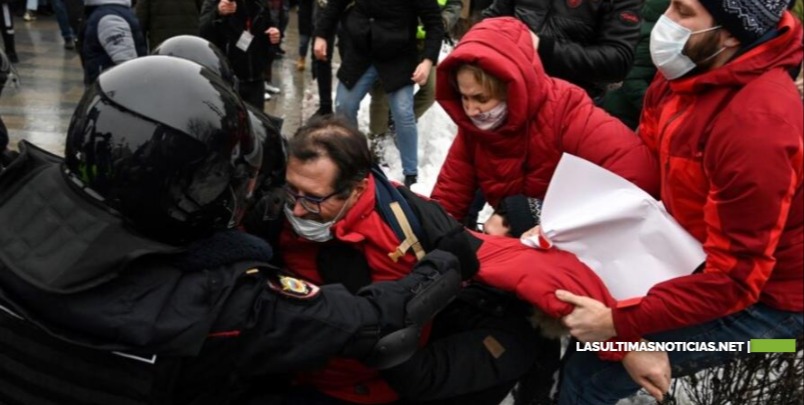 Más de 4,600 arrestos en Rusia en protestas contra la intervención en Ucrania