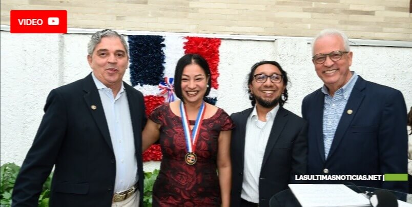 Periodista dominicana radicada en Colombia Carol Fior Daliza Pérez recibe medalla al mérito