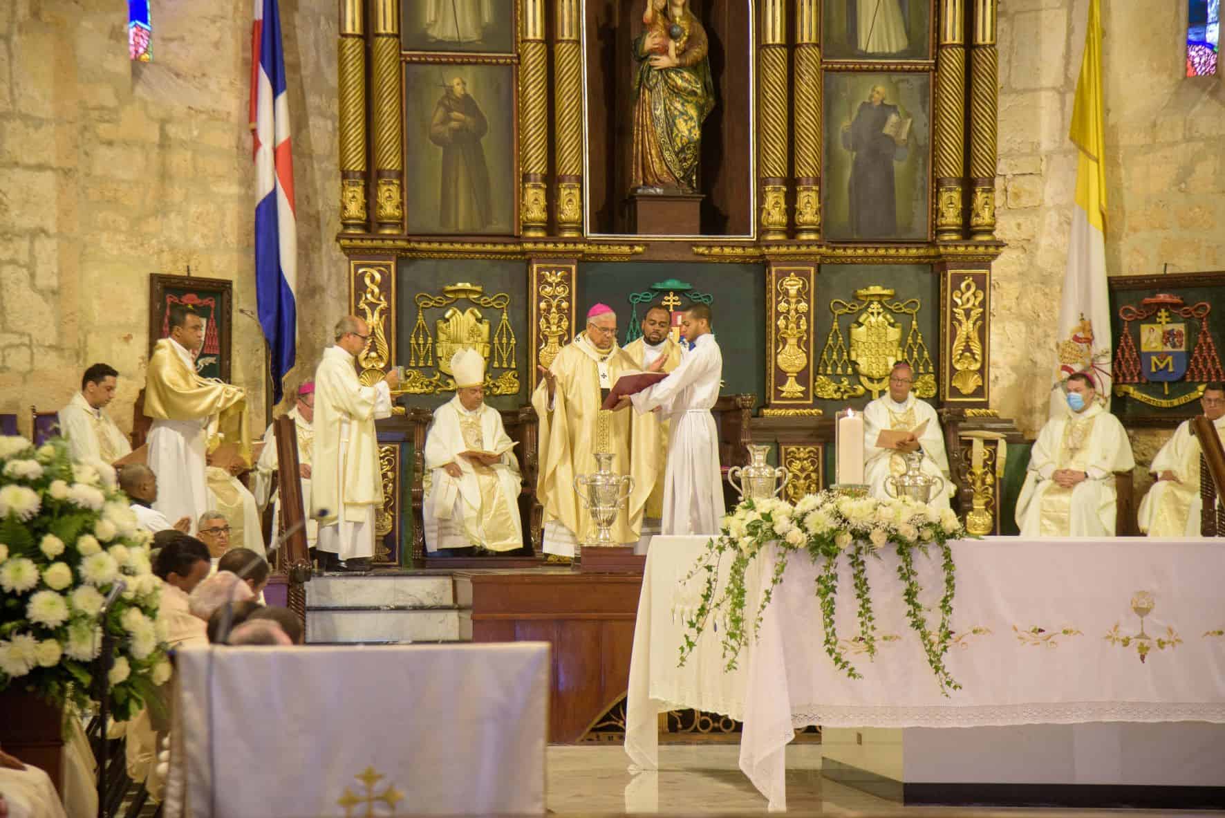 Decenas de sacerdotes participan en Misa Crismal en la Catedral