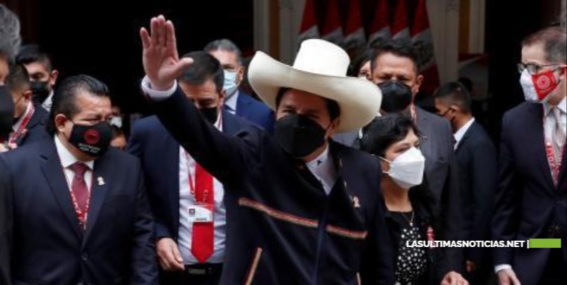 Pedro Castillo se despliega en Perú para apaciguar la crisis política
