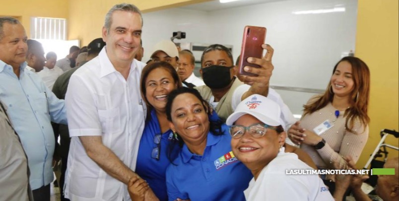 Presidente Luis Abinader envía un abrazo a las madres dominicanas