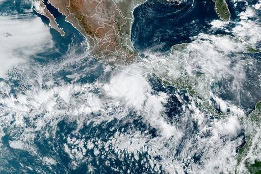 El huracán Agatha apunta hacia playas turísticas de México