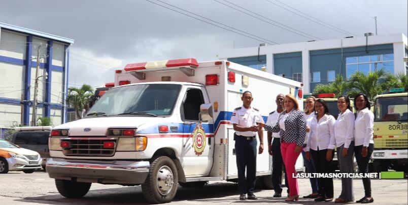 Diputada Ana María Peña dona ambulancia a bomberos de SDO