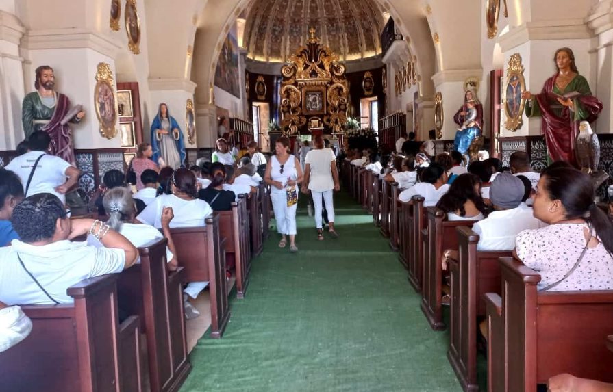 Fieles católicos reciben a la Virgen de la Altagracia en Higüey
