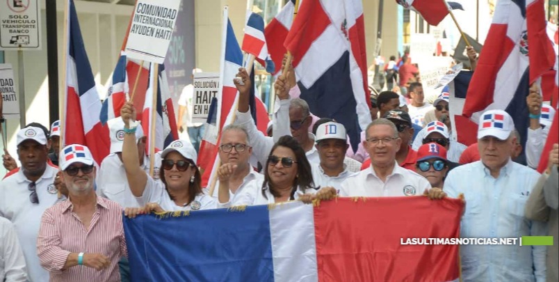 Multitud marcha en Santiago para pedir a la comunidad Internacional ayudar a estabilizar Haití
