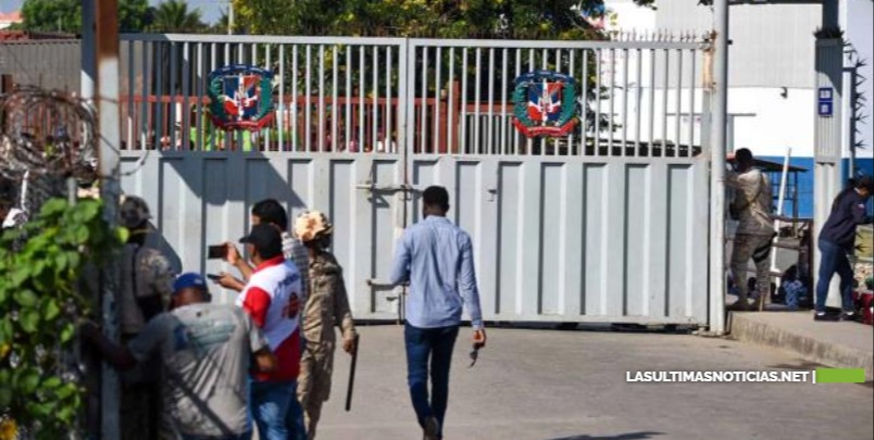 Se enfrentan policías haitianos y manifestantes que mantienen bloqueada la frontera en Dajabón