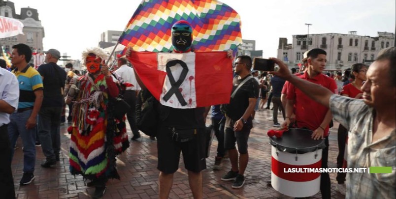 Crece presión política en Perú con marchas extendidas a Lima