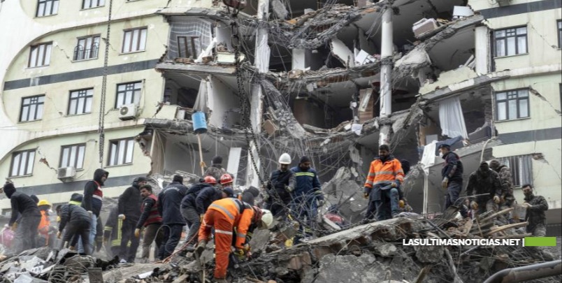 Más de 3,600 muertos en Turquía y Siria por el sismo de 7.7 grados