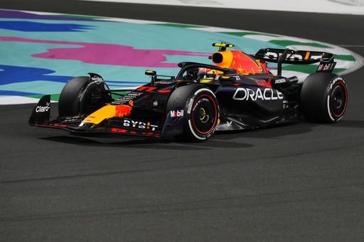 Sergio Pérez gana en Arabia Saudí tras resistir carga de Verstappen