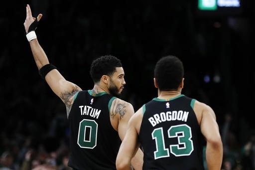 Jayson Tatum anota 39 y los Celtics vencen a un diezmado Jazz