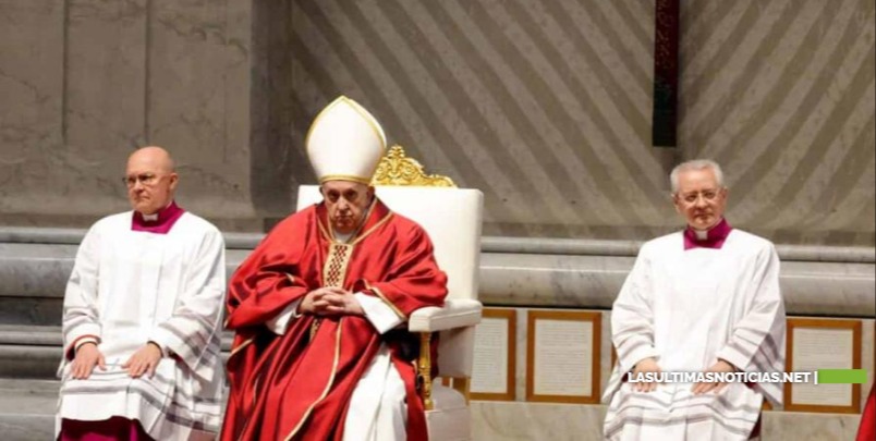 Un ruso y un ucraniano piden la paz en el Vía Crucis del papa Francisco