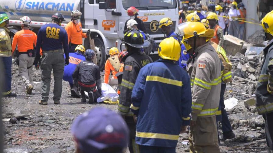 Socorristas sacan cadáver de escombros en San Cristóbal, suman 11 muertos