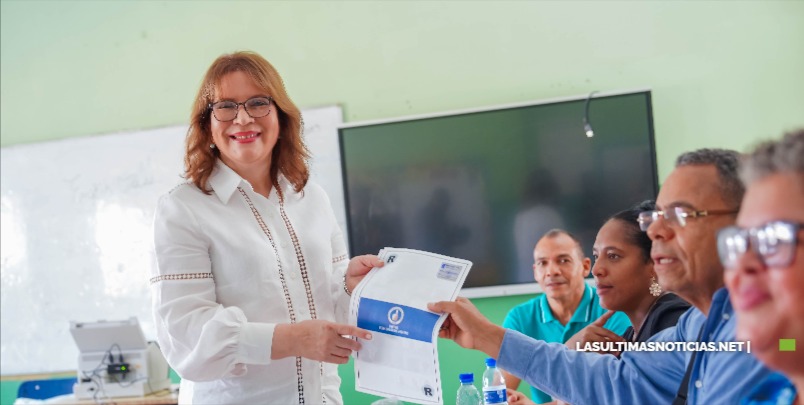 Presidenta del Frente de Mujeres del PRM vota en Primarias y resalta orden y entusiasmo en proceso