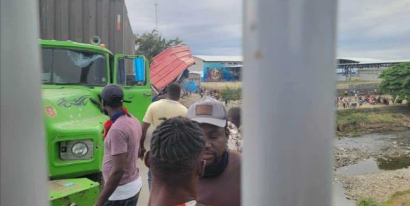 Turba de haitianos rompe candado de su puerta en Juana Méndez para restablecer comercio con RD